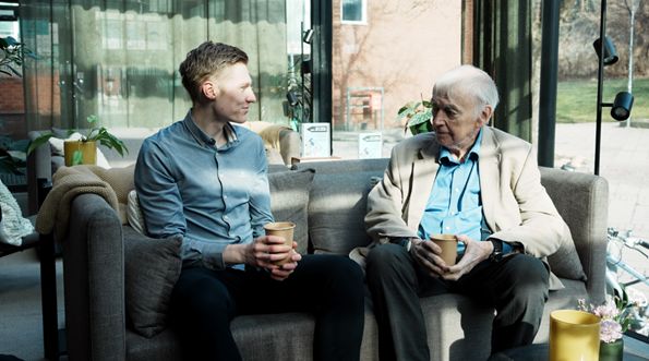 Jonathan Carlson receiving the Bert-Inge Hogsved Prize at Chalmers University of Technology